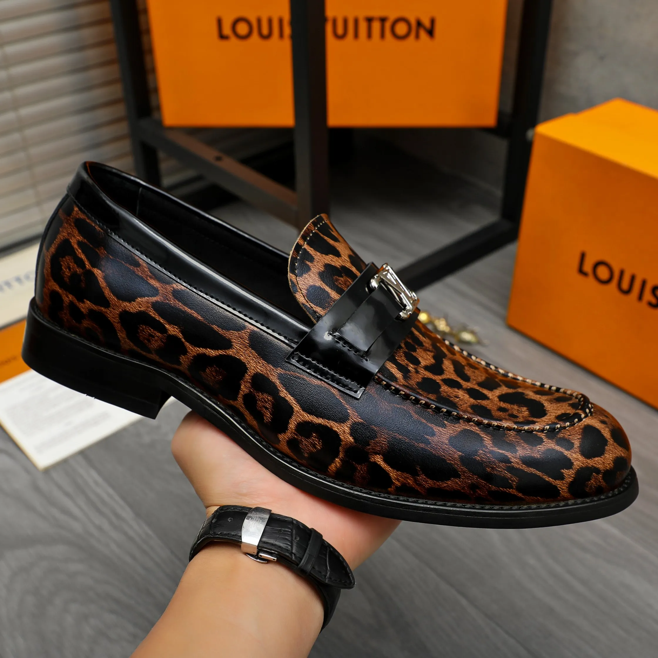 Men's shoes 💰p460 Product trademark: LV "Louis Vuitton" business slip-on leather shoes Regular size: 39-45 (45 is custom-made and non-returnable) Product materials: Selected leopard print cowhide stitching upper, cowhide lining, original rubber outsole